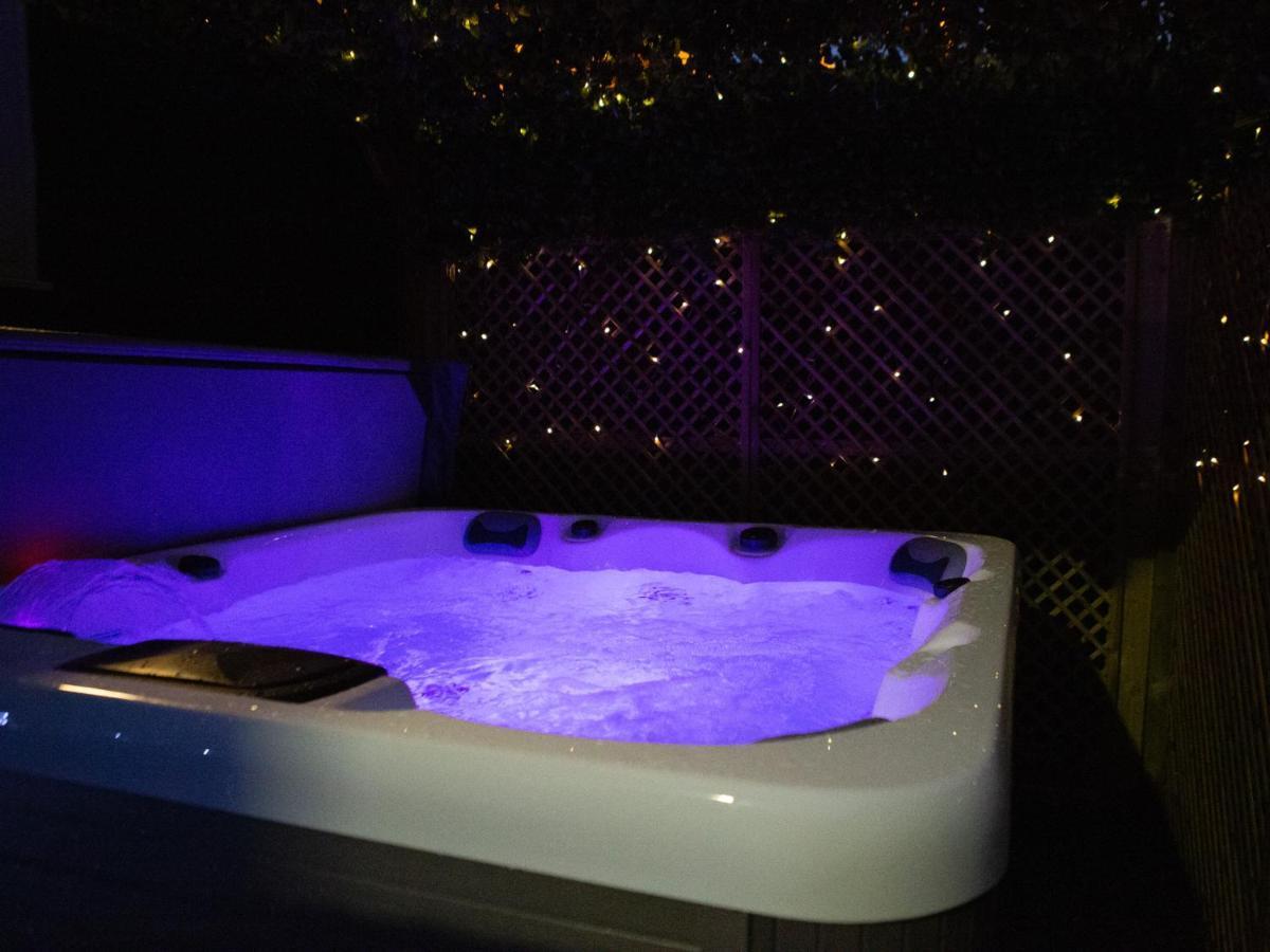 The Gathering @ Liver House - Hot Tub - Near Liverpool - Sleeps Up To 20 Birkenhead Exterior photo